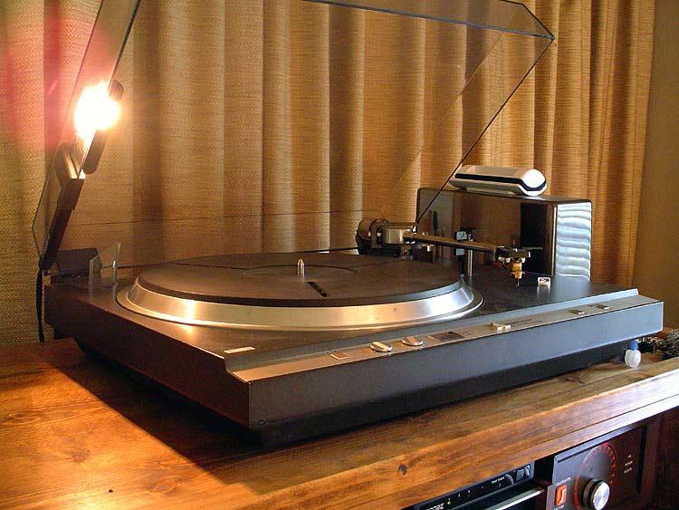 dp-ec10.jpg - The Mitsubishi DP-EC10 logic controlled auto return table is something of a rare bird, bought new in 1980 for $400. Heavyweight 16 pole motor and 30 pounds of composite carbon acrylic make this a solid platform for vinyl.
